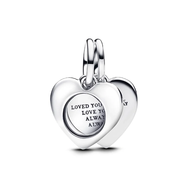 Doppelter Herzanhänger aus Sterlingsilber mit Lupe und liebevoller Gravur. Ein personalisiertes Geschenk aus der Pandora Moments-Kollektion (Artikelnummer 793671C00).