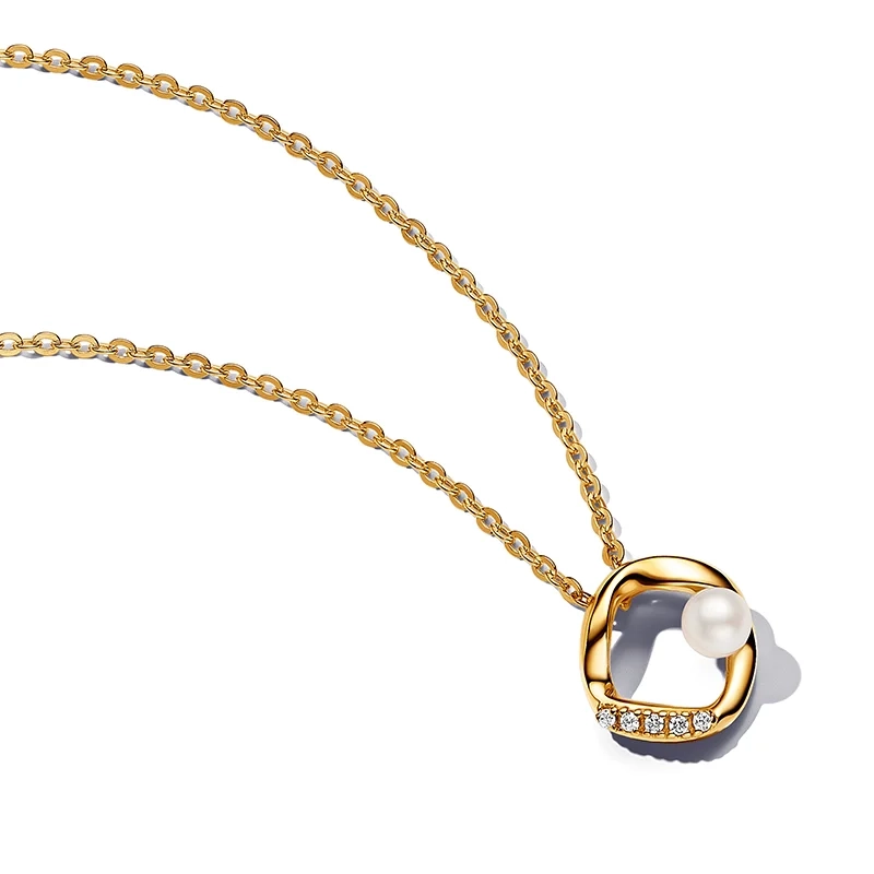 PANDORA – Halsband med Organiskt Hängsmycke med Sötvattenspärlor Guld
