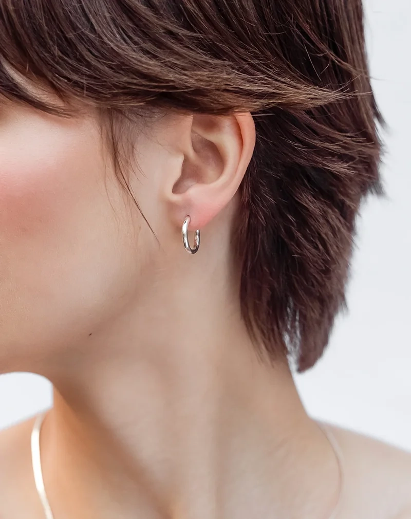 glänsande silverörhängen med en tjock design