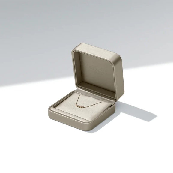 Tiara Grande Necklace i 14K vitguld med sju gnistrande labbodlade diamanter