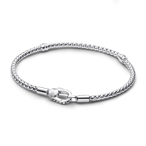 Pandoras berlockarmband med lås och nitar i silver ger en extra edge till din look. Bär det ensamt eller styla med dina favoritberlocker för en personlig touch. Perfekt för att skapa en subtil känsla med extra dimension.