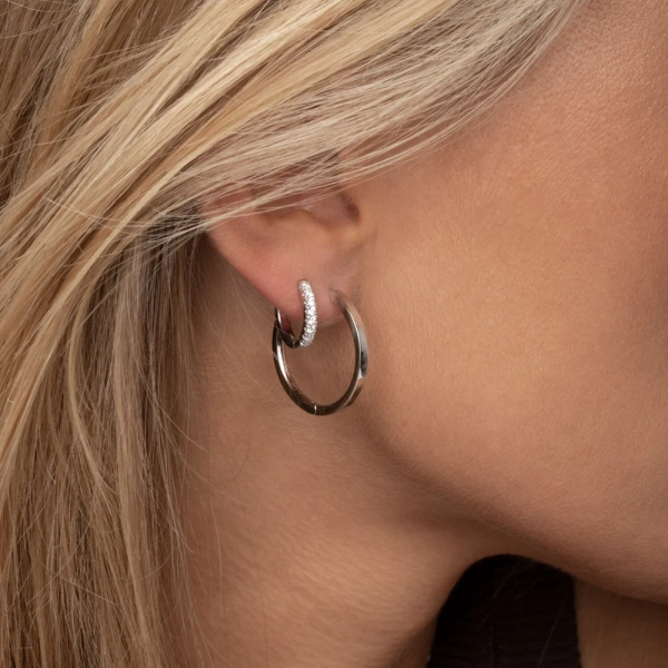 Ellera Medio Örhängen i silver med gnistrande Cubic Zirconia-stenar från Sif Jakobs Ellera-kollektion.