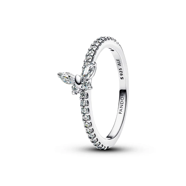 Ein wunderschöner Ring von Pandora mit einem bezaubernden Schmetterling aus Sterlingsilber und Zirkonia. Als Symbol für Schönheit und Verwandlung vermittelt er ein Gefühl von Verspieltheit und Stärke.