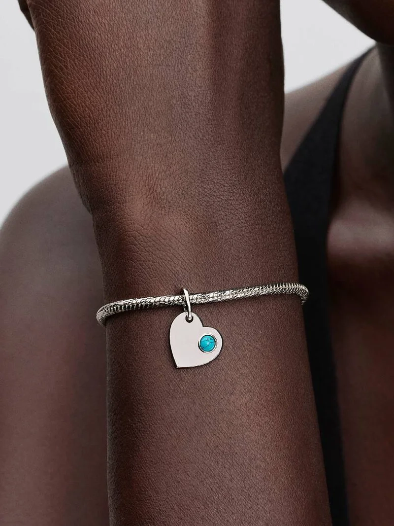 December Månadssten Hjärtformad Hängberlock i silver med klar turkos cubic zirconia från Pandora Moments-kollektionen.