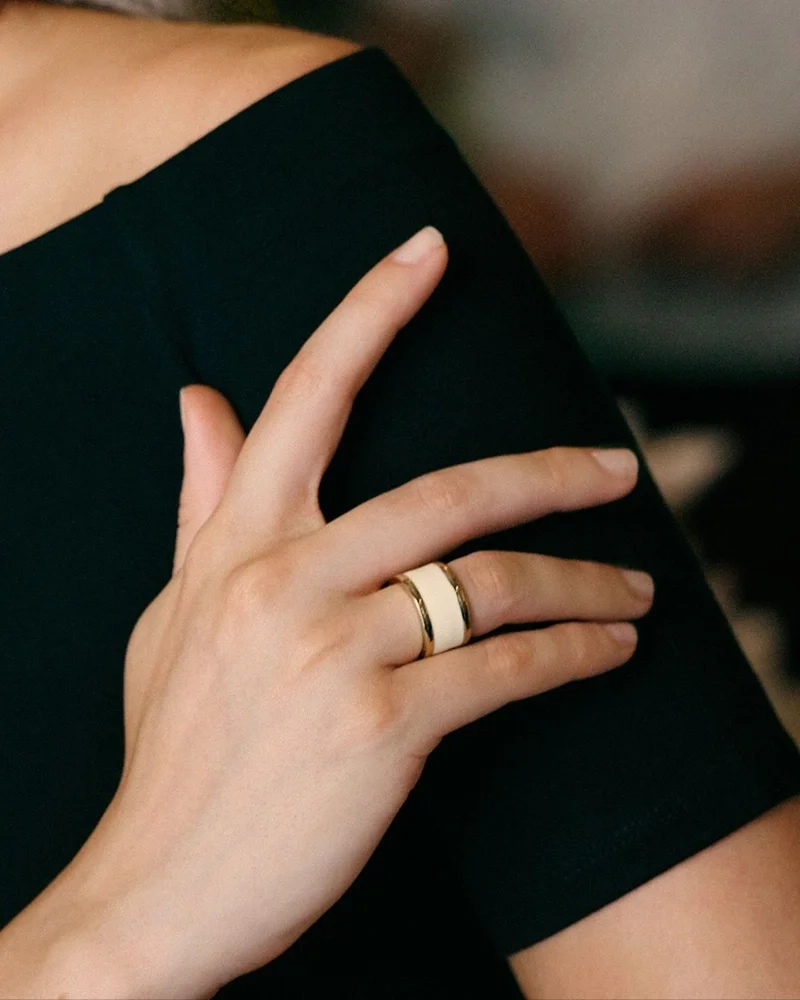 Elegant ring i 14K guldplätering med offwhite emalj