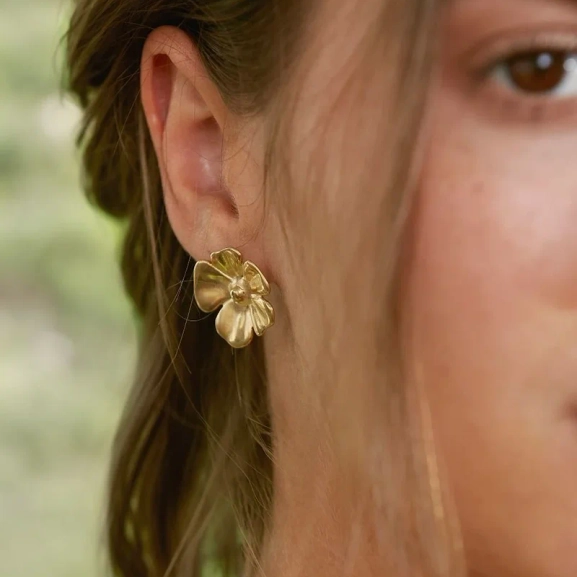 Floral Studs L Gold - Edblad - Snabb frakt & paketinslagning - Nordic Spectra