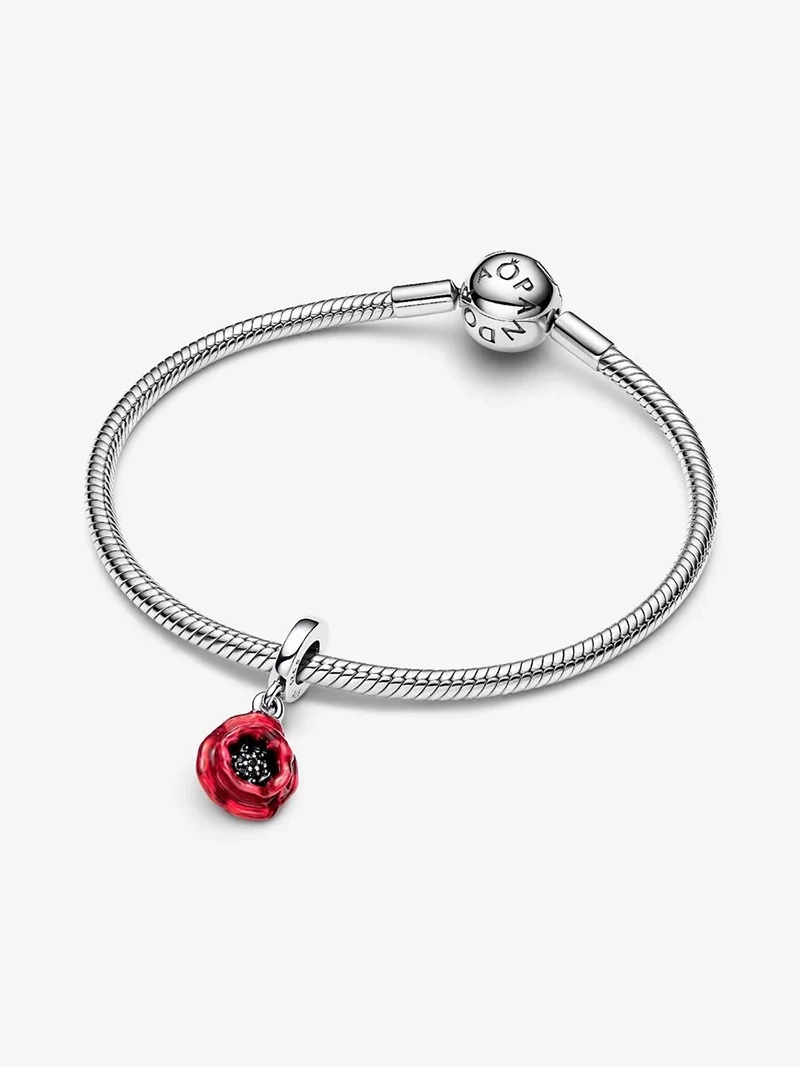 Röd blomma hängberlock i sterlingsilver från Pandora med kronbladseffekt i rött emalj och svarta kristaller. Symbol för din resa och utveckling.