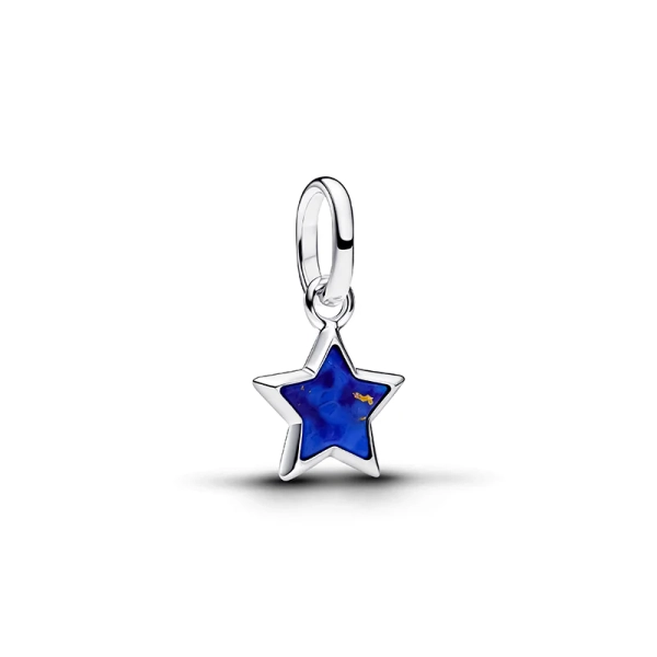Mini-Anhänger „Blauer Stern“ von Pandora aus Silber mit blauem Imitationslapislazuli und Sternverzierung im Relief.