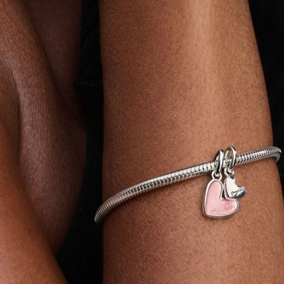 Delbar hängberlock i äkta silver från Pandora med två hjärtan