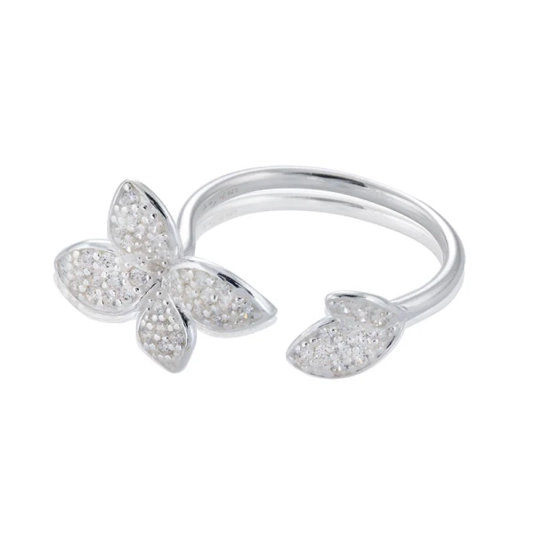 öppen silverring med blomdetaljer och gnistrande stenar i luftig design.