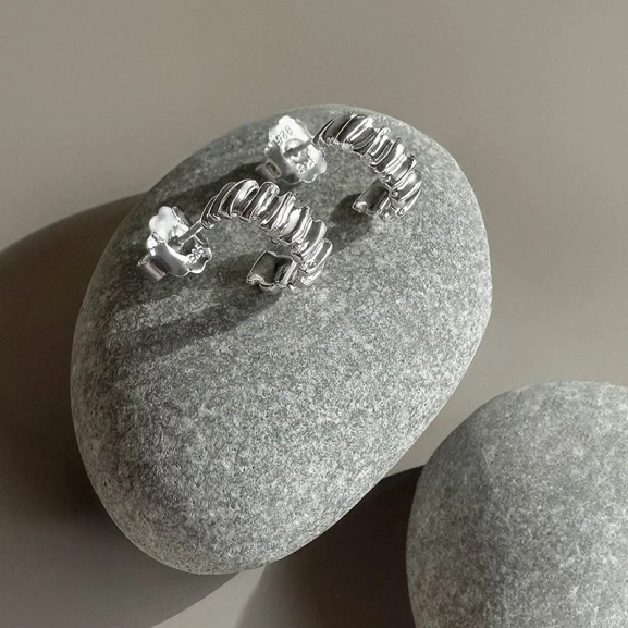 mit unregelmäßiger Form und skandinavischem Design.