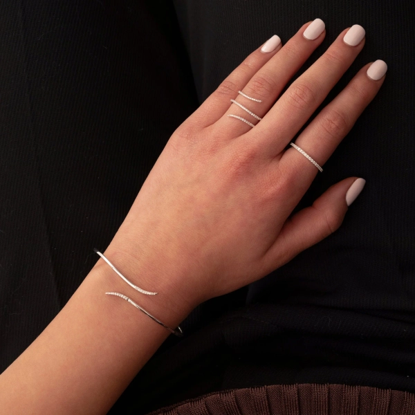 ett elegant armband i silverpläterad mässing med gnistrande kubiska zirkoner.
