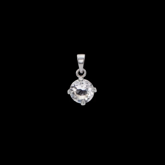 Der Bergkristall Charmed Stone aus Silber von Maria Nilsdotter fängt das Licht ein und wird an einer Halskette oder einem Armband getragen.