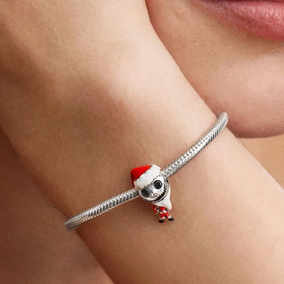 die den Charakter von Jack Skellington einfangen. Ein dezenter Hauch von Glamour für Ihre Schmucksammlung.