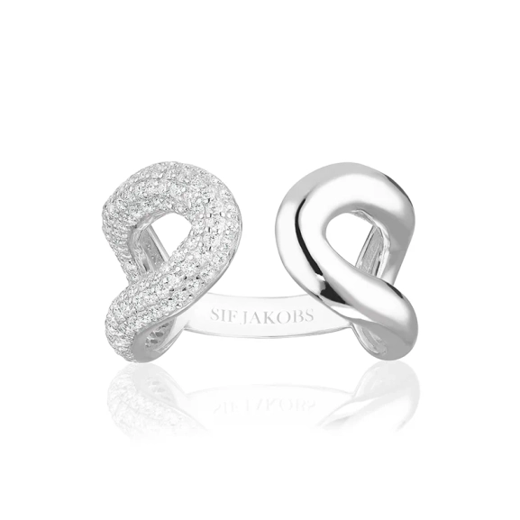 Capri Due Ring i silver med gnistrande cubic zirconia från Sif Jakobs Capri-kollektion.