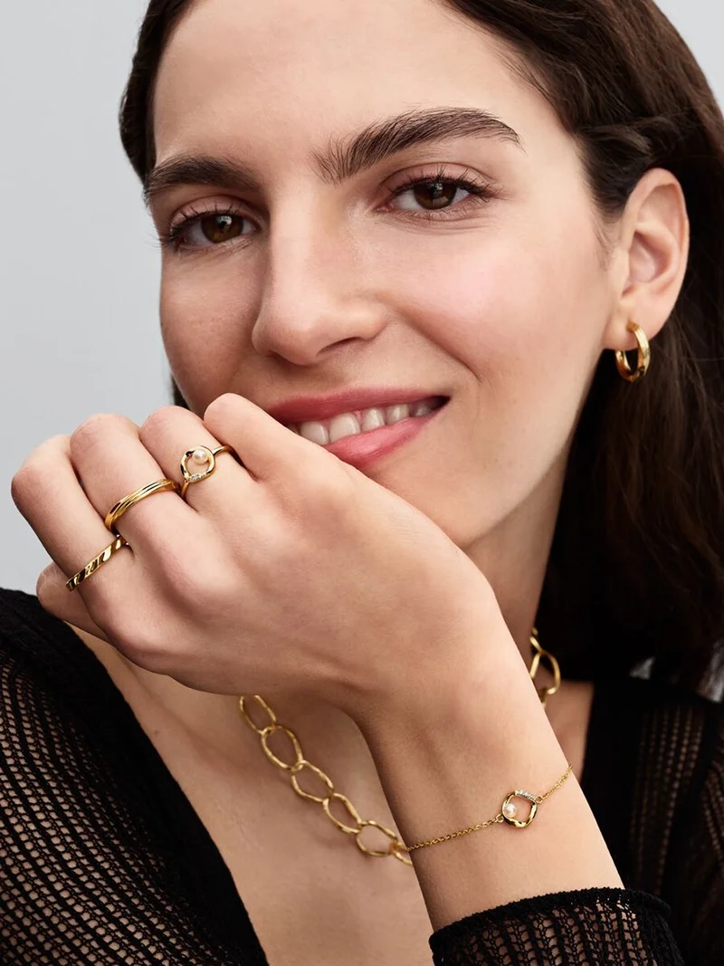 En räfflad bandring i guld från Pandora Essence kollektionen. Tillverkad i unik metallblandning pläterad med 14 karat guld. Symbol för unik stil och självuttryck.