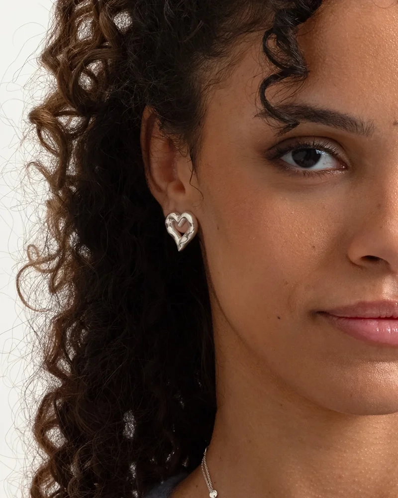 chunky Puff Heart Earrings Silver i återvunnet sterlingsilver med oregelbunden form och handgjord känsla från Syster P.