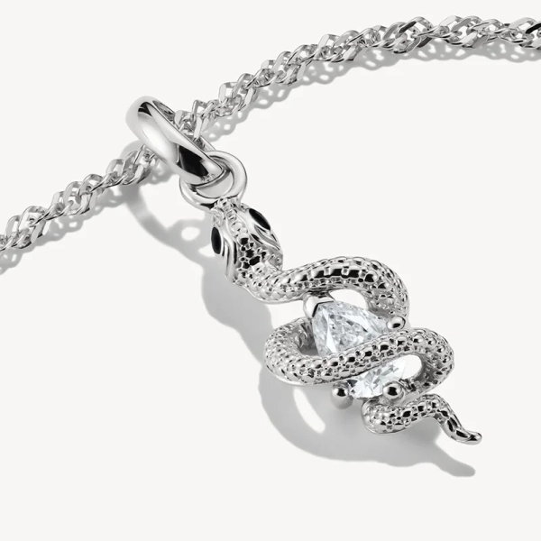 orm lindad runt en Cubic Zirconia