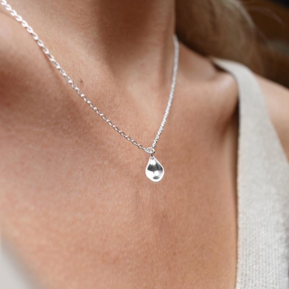 Gaias Grace Drop Necklace - Drakenberg/Sjölin - Suuri valikoima & ilmainen lahjapaketointi - Nordicspectra.fi