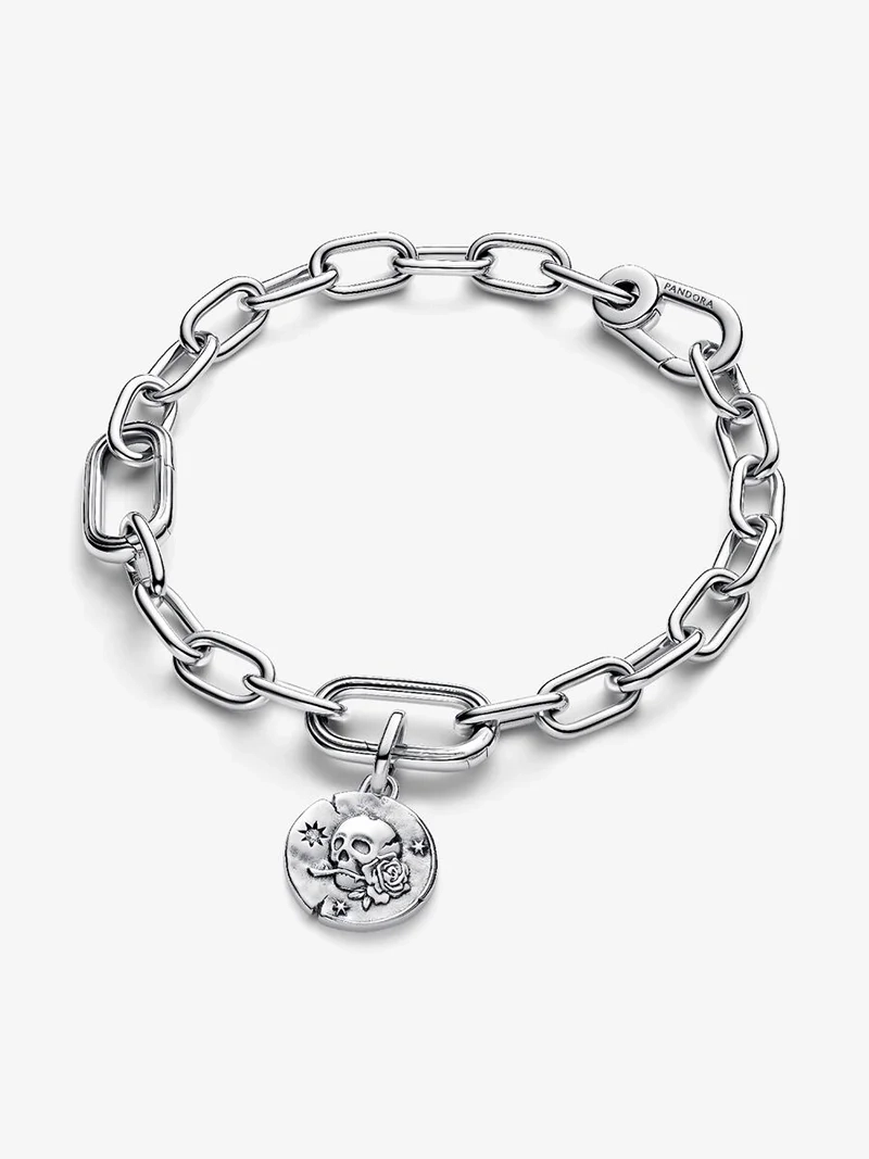 Medaljong Dödskalle Berlock från Pandora ME. Vintage elegans med en touch av mystik och edgy stil. Inspirerande frasen "CARPE DIEM" på baksidan. Silver med Cubic Zirconia sten.