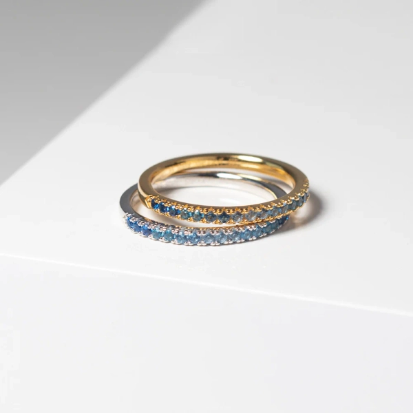 eleganter und dünner Ring aus 18 Karat vergoldetem Silber mit funkelndem Zirkonia.