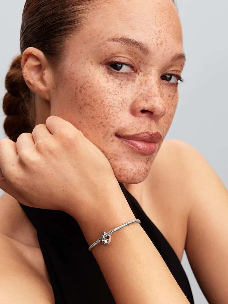 Berlocken Räka från Pandora är en sann skatt med klar kubisk zirkonia och rosa emalj. Unik charm med handapplicerad emalj och steninfattade detaljer. Elegans och personlighet till din stil.
