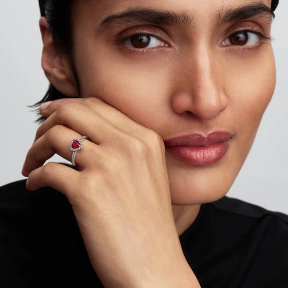 Upphöjda Hjärtan Mörkröd Ring från Pandora i silver med röd hjärtkristall och pavéinfattade stenar