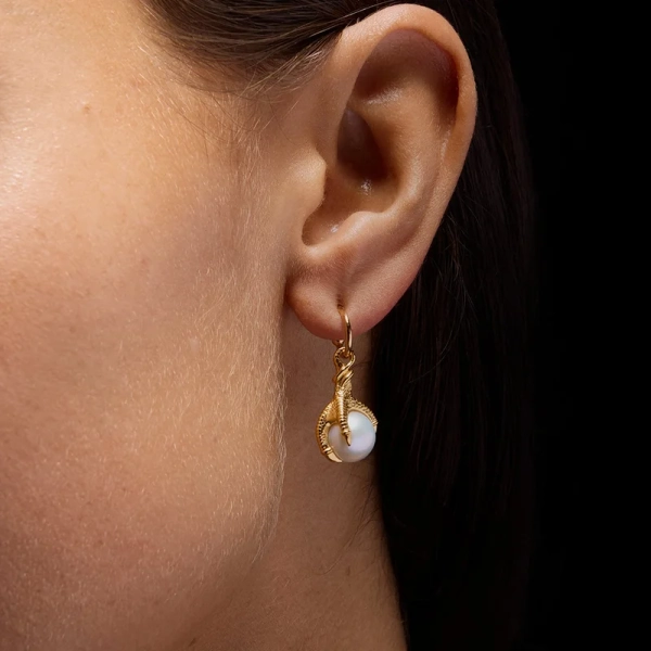 Claw Pearl Earring Gold: elegant örhänge i 18K guldpläterat silver med sötvattenpärla från Maria Nilsdotter.