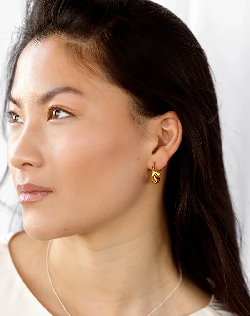Bolded Wavy Earrings Gold - Syster P - Snabb leverans & Gratis paketinslagning - Nordic Spectra