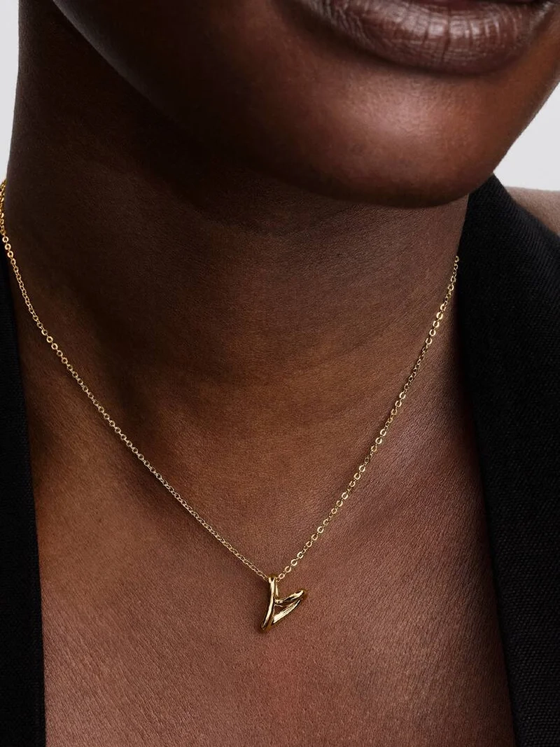 jossa on tyylikäs 14 karaatin kullalla päällystetty sydän Pandora Essence -mallistosta. Rakkauden ja eleganssin symboli.