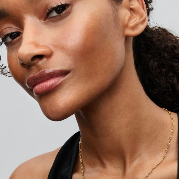 Ankarkedja Halsband Guld från Pandora Moments: Eleganta 14K guldpläterade länkar som ger en känsla av lyx och subtil elegans till din personliga stil.