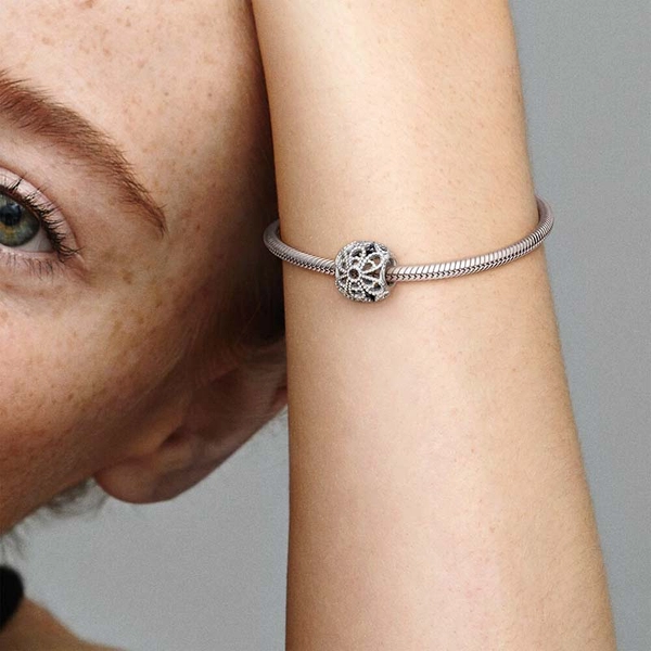 Offen gearbeitetes Metallperlen-Blüten Charm von PANDORA, Schneller Versand - Nordicspectra.de