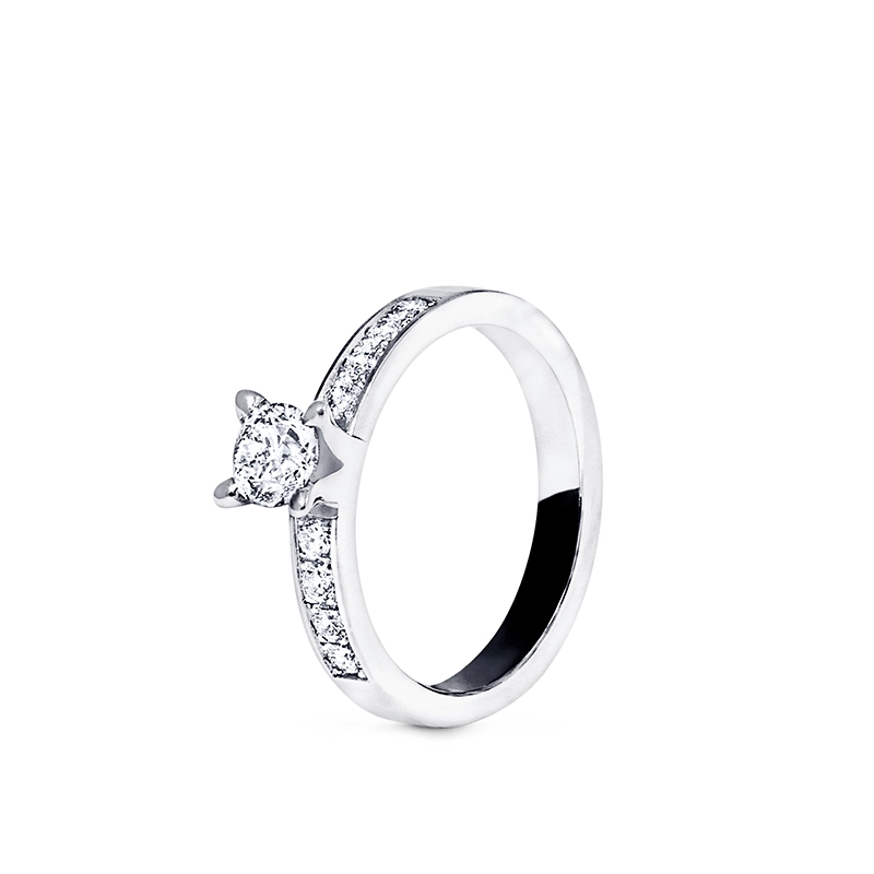 Nordic Spectra – Sofia Solitärring med sidostenar 0,74 ct Vitguld