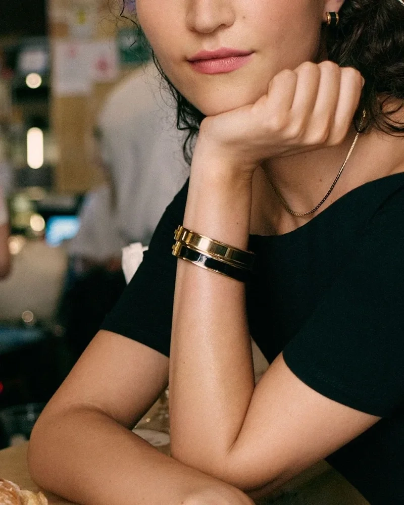 Armband i 14K guldpläterat stål med svart emalj