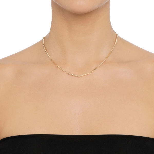 elegantti ja minimalistinen Efva Attlingin kaulakoru.
