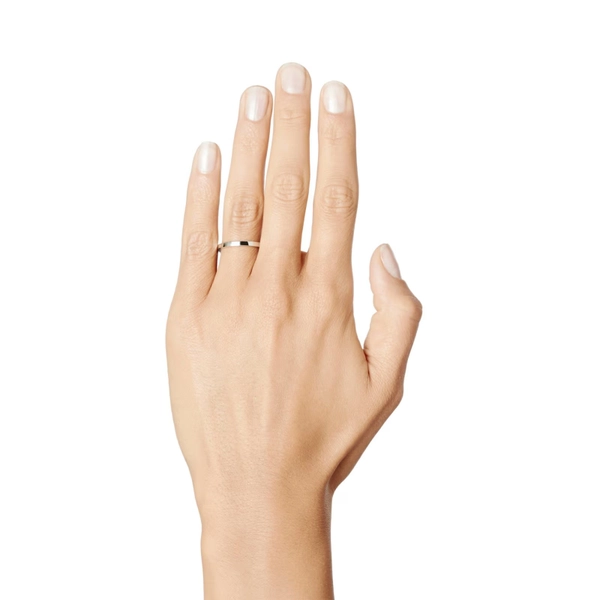 tunn platina-ring med blank yta och minimalistisk design