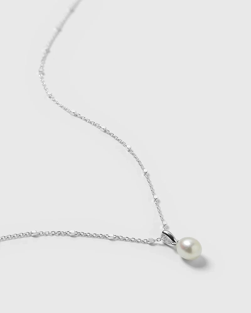 Treasure Single Pearl Necklace Silver - Syster P - Snabb leverans & Gratis paketinslagning - Nordic Spectra