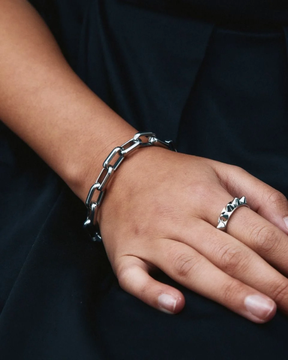 Överdimensionerat armband i rostfritt stål med chunky design och lager-på-lager-stil från Edblad.