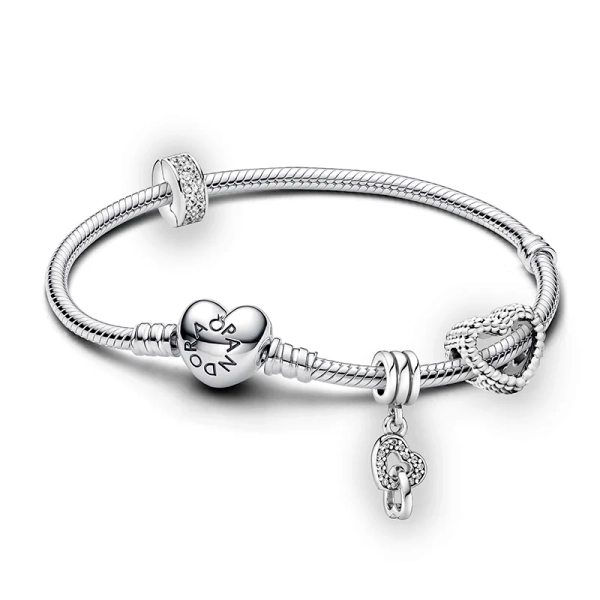 Moments Heart Clasp Armband & Sammanflätade Hjärtan från PANDORA i silver med eleganta hjärtberlocker.