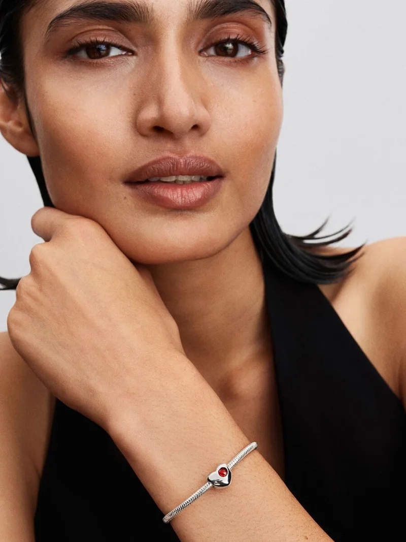 Röd hjärtberlock med glödande kristall i silver från Pandora Moments