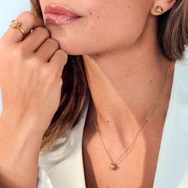 elegante und verstellbare Halskette aus 18 Karat vergoldetem Silber mit dezenter Verzierung.