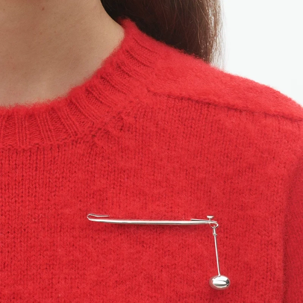 SS25_ECOM_ON-MODEL_VIVIANNA_BLOOM_BROOCH 3_3531790_Close-ups