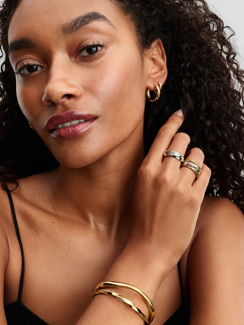 Eleganta vridna hoops i 14 karat guldpläterad design från Pandora Essence. Skapa en sofistikerad och elegant framtoning med dessa smycken som lyfter din stil till nya höjder.