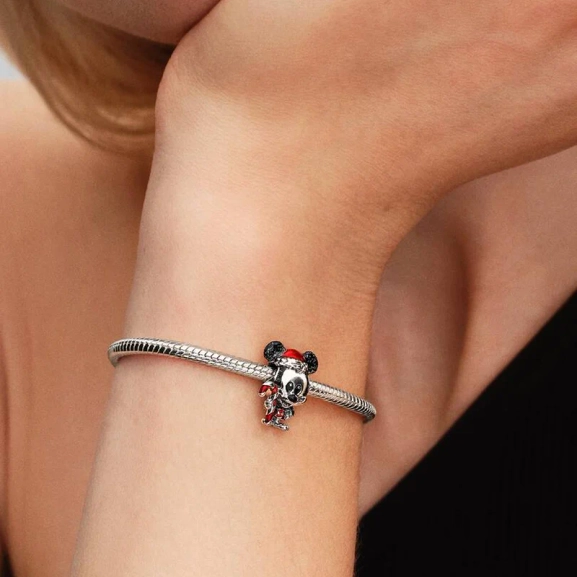 die eine Zuckerstange hält. Ein verspieltes Symbol für Weihnachtsfreude und Feierlichkeiten.