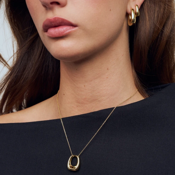 elegant 18K guldpläterat silver med en subtil dekoration