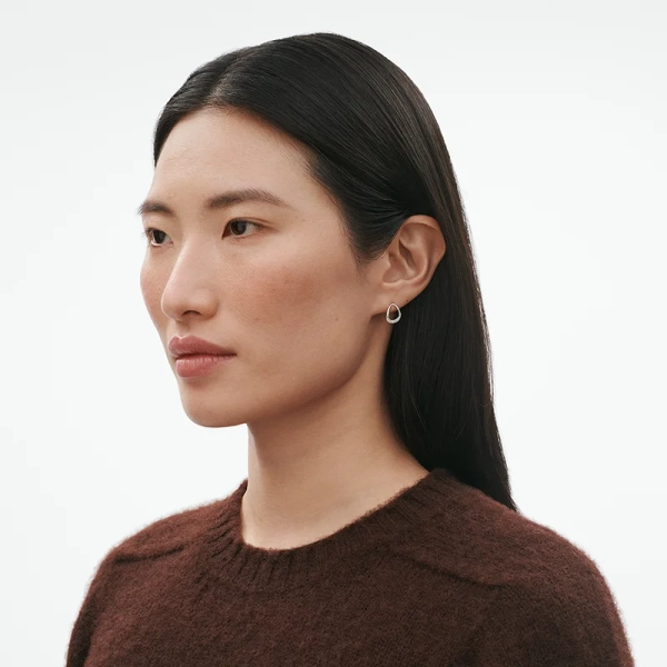 SS25_ECOM_ON-MODEL_OFFSPRING_EARSTUD_10015849