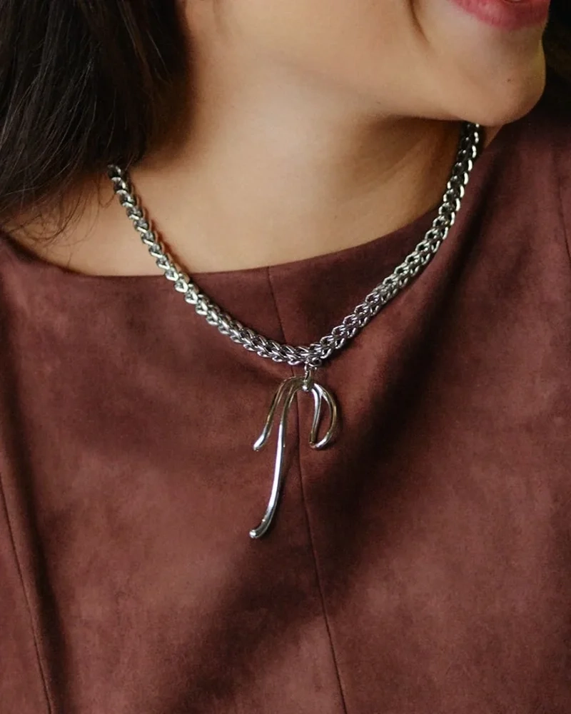 med ett intrikat spetsmönster i rostfritt stål