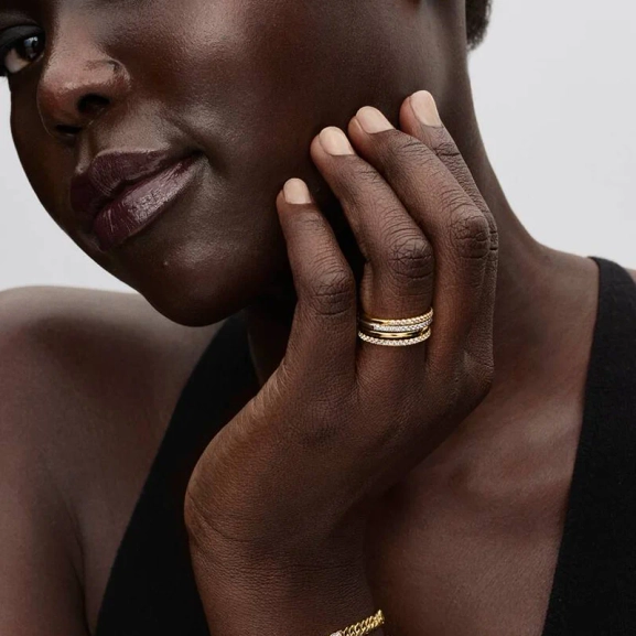 Armbandsset med hjärtformade stenar pläterade med 14 karat guld från Pandora Timeless. Symboliserar kärlek och gemenskap