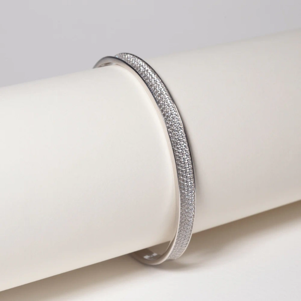 Felline Concavo Bangle i silver med Cubic Zirconia-stenar från Sif Jakobs
