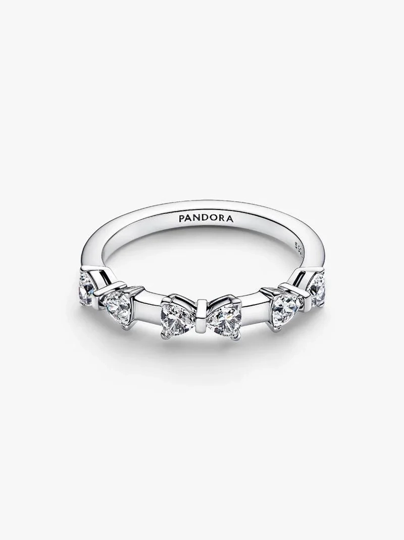 Ring med tre glittrande rosetter smyckade med cubic zirconia stenar på silverfäste från Pandora Timeless kollektionen.